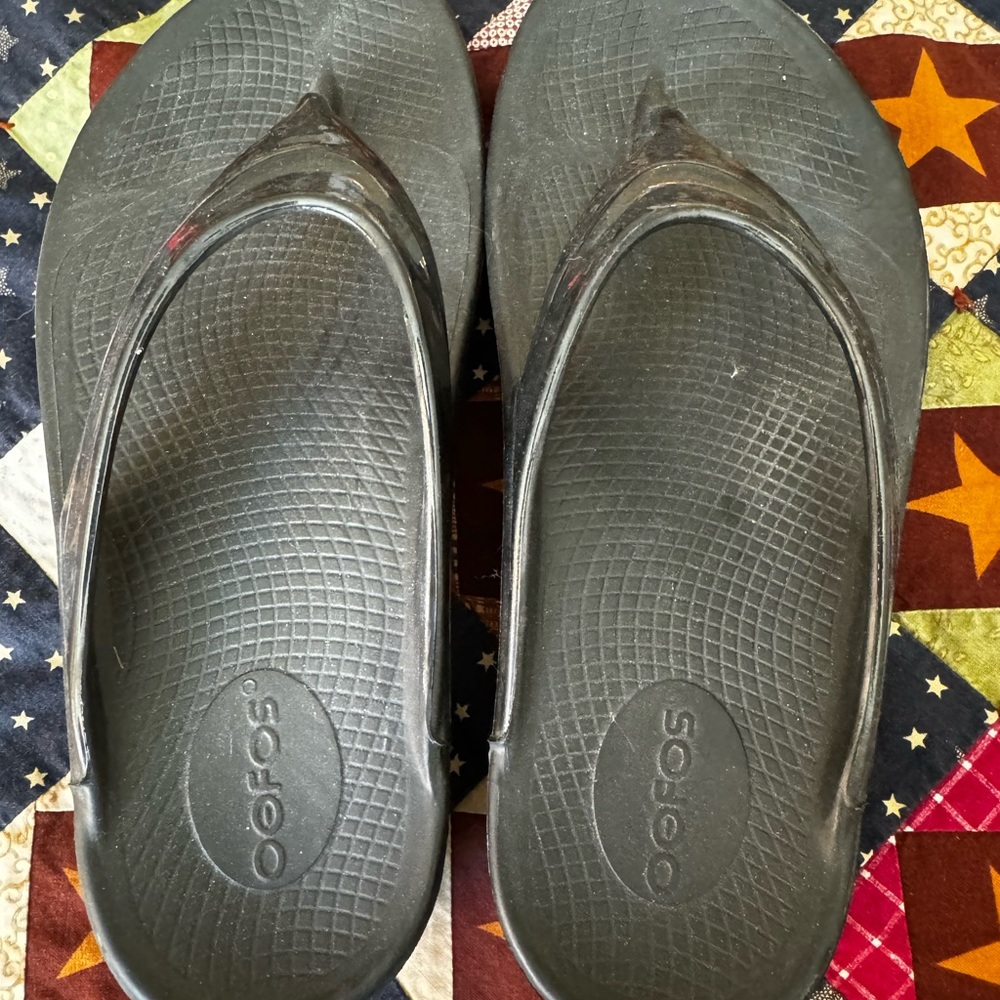 OOFOS thong sandals